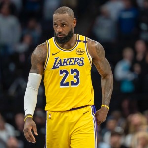 九游体育娱乐-ESPN造谣詹姆斯后，被珍妮·巴斯亲自打脸！还被里奇·保罗嘲讽！