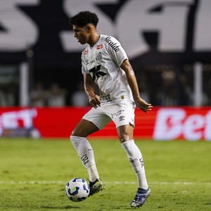 记者：桑托斯19岁左后卫索萨已同热刺达成全面协议，转会即将敲定