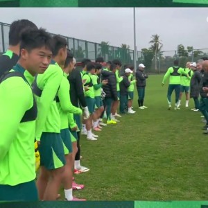 九游体育入口-张稀哲35岁生日国安全队训练场欢乐庆祝，法比奥扮演“主持人”